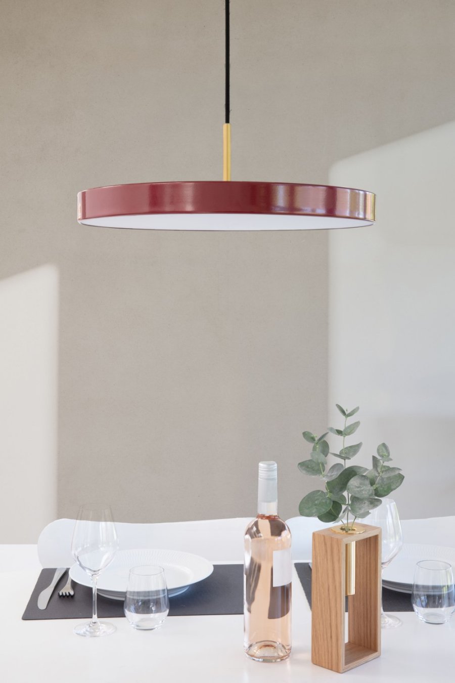 UMAGE Asteria Hanglamp �43 cm, Ruby Red/Messing