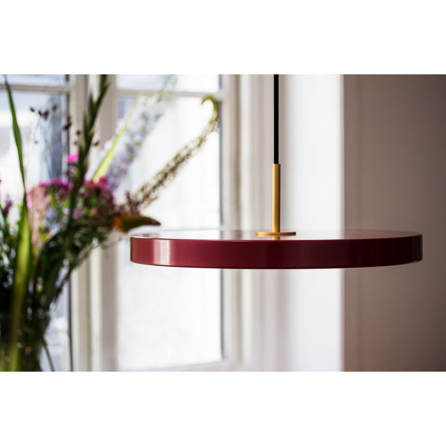 UMAGE Asteria Hanglamp �43 cm, Ruby Red/Messing