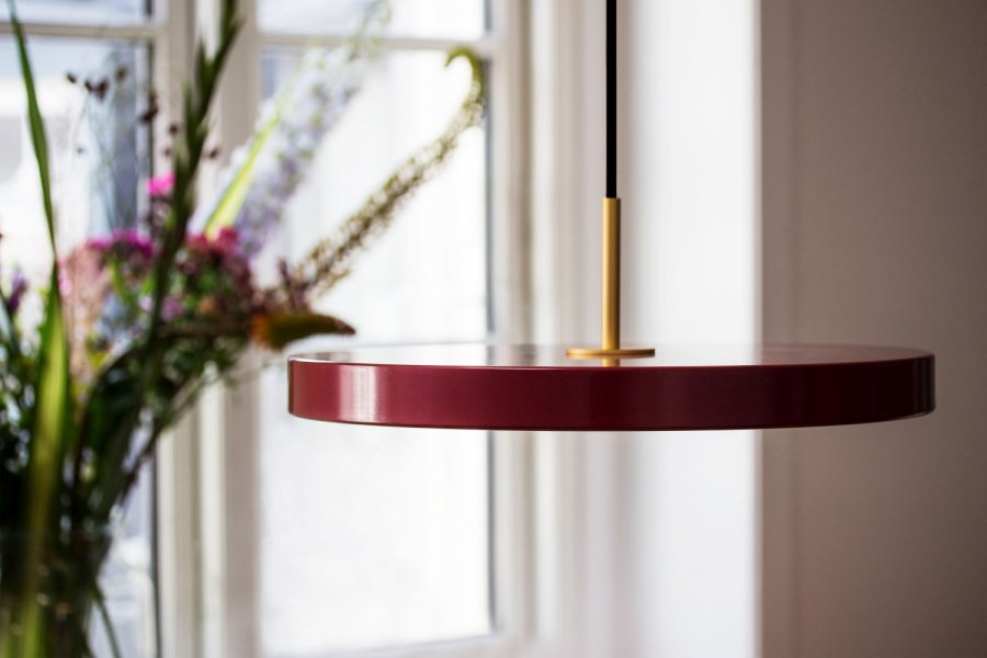 UMAGE Asteria Hanglamp �43 cm, Ruby Red/Messing