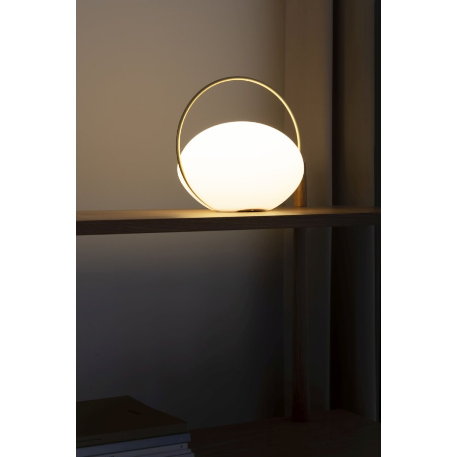 UMAGE Orbit Kabellose Tischlampe 19,5 cm, Messing/Opal