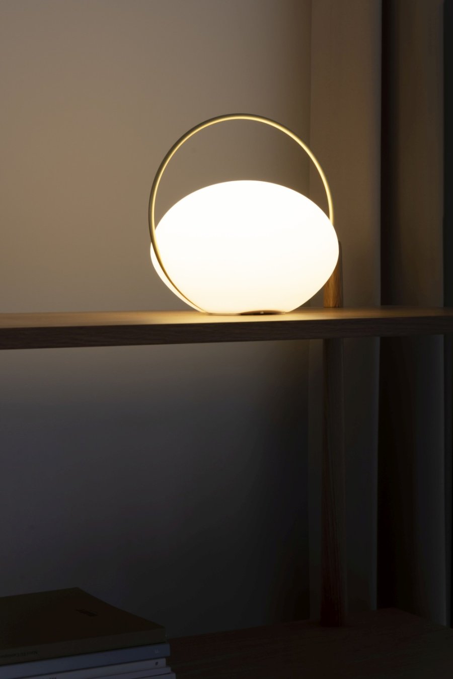 UMAGE Orbit Kabellose Tischlampe 19,5 cm, Messing/Opal