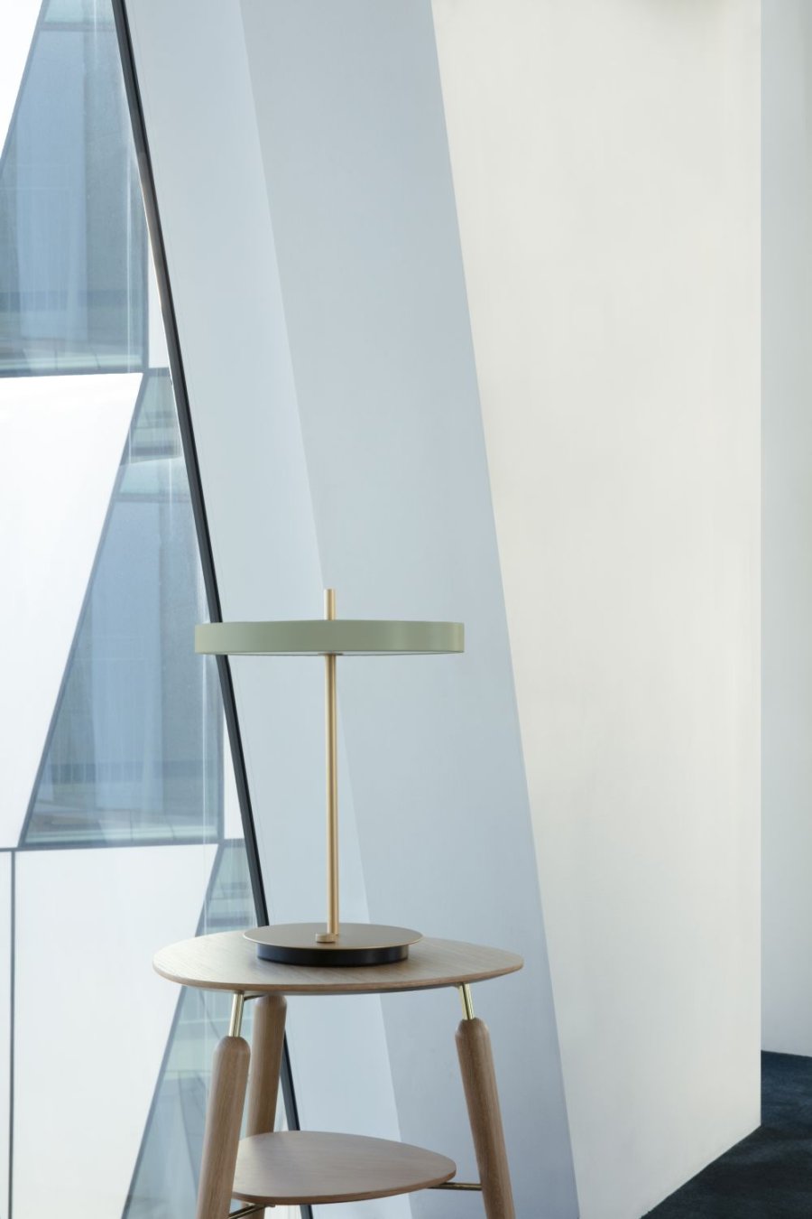 UMAGE Asteria Trdls Bordlampe LED H41,5 cm, Nuance Olive/Messing