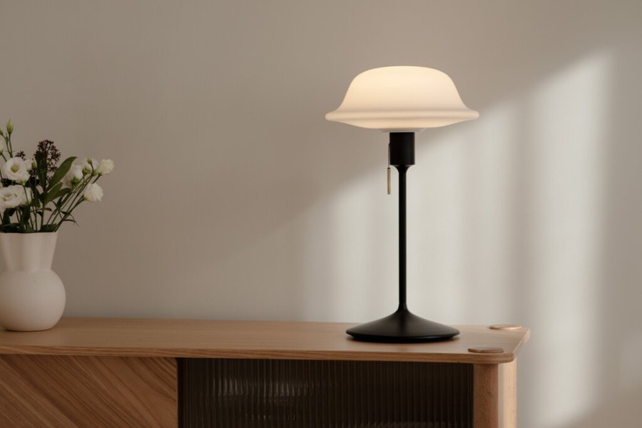 UMAGE Butler Bordlampe H54,9 cm, Sort/Hvid