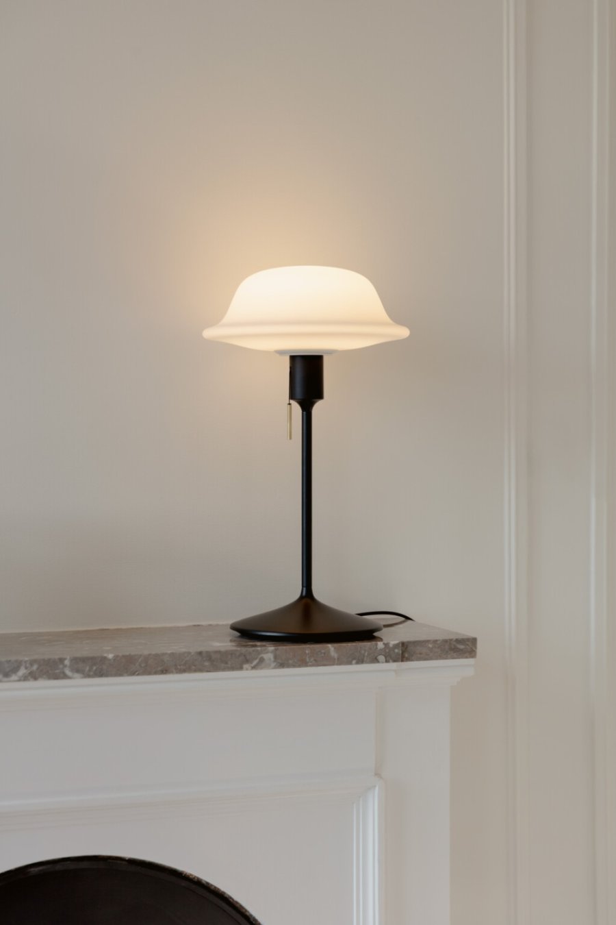 UMAGE Butler Bordlampe H54,9 cm, Sort/Hvid