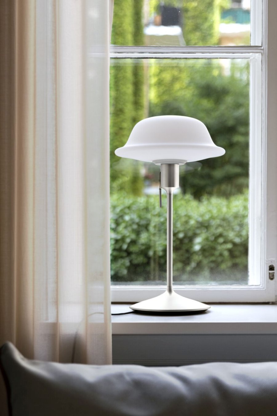 UMAGE Butler Bordlampe H54,9 cm, B�rstet St�l/Hvid