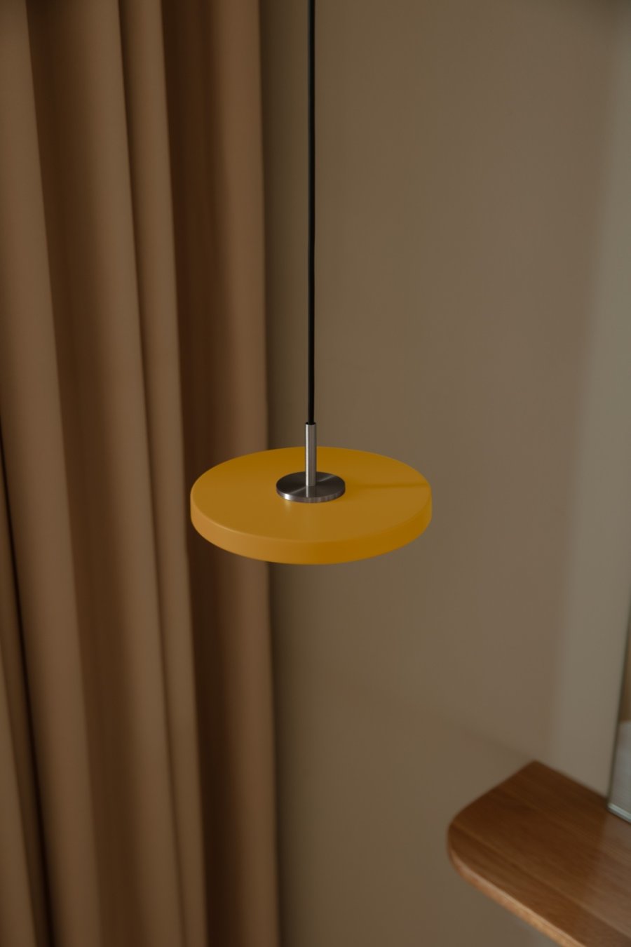 UMAGE Asteria Hanglamp �15 cm, Saffron Yellow/Messing