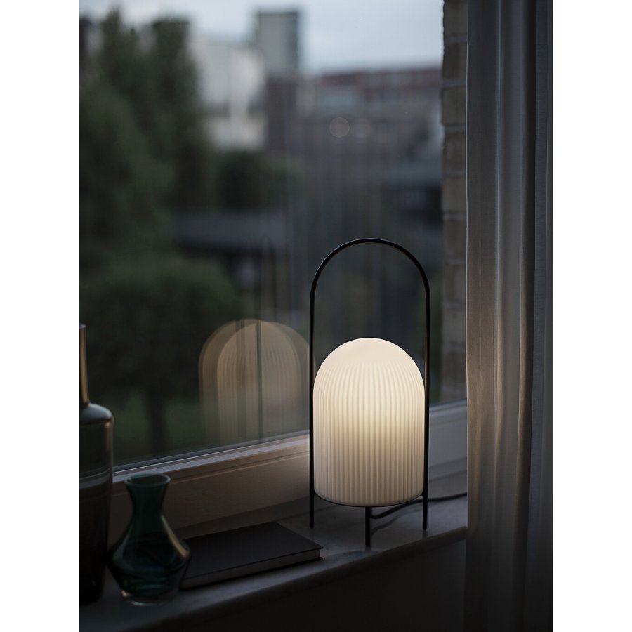 WOUD Ghost Tischlampe H38 cm, Opalglas/Schwarz