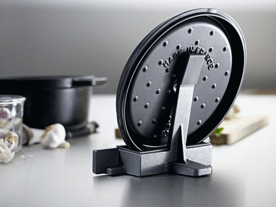 Staub Deckelhalter, Schwarz