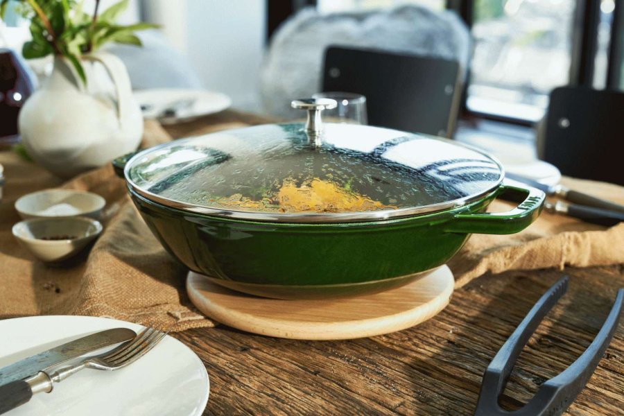 Staub Wokpfanne mit Glasdeckel 30 cm, Basilikum