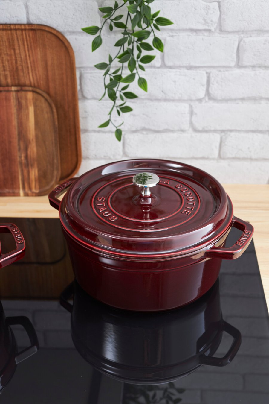 Staub La Cocotte Brter aus Gusseisen 24 cm/3.8 L, Grenadine