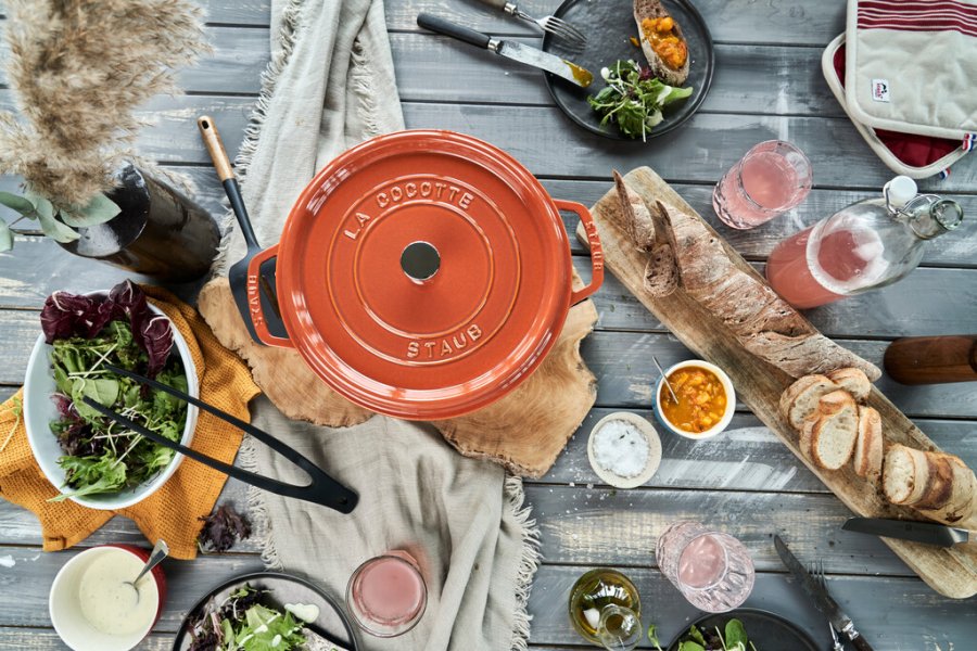 Staub La Cocotte Bräter aus Gusseisen 26 cm/5,2 L, Zimt