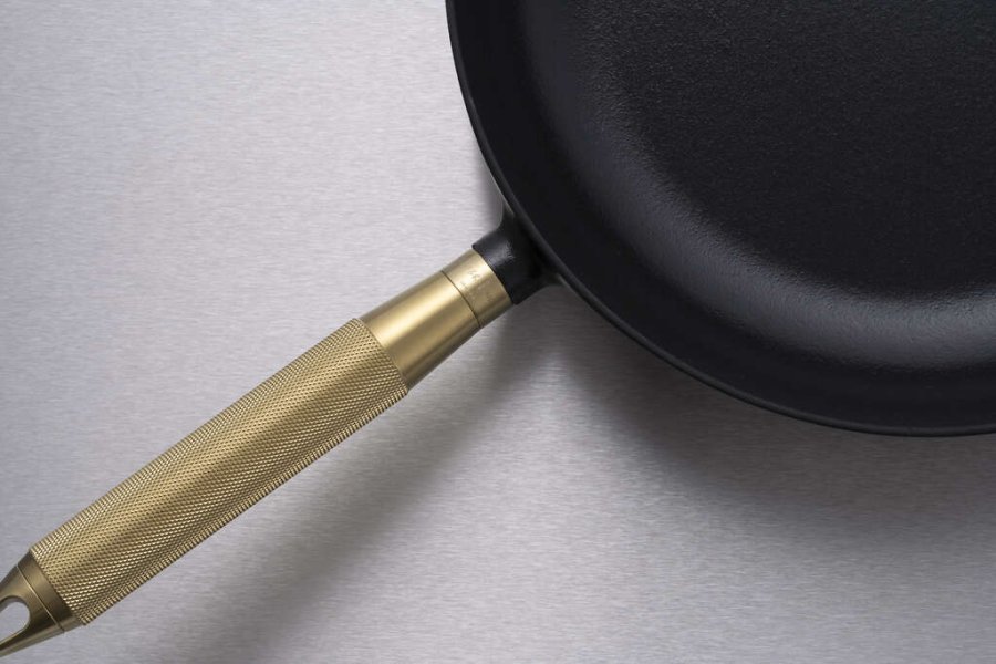 Staub Stbejernspande 28 cm, Sort/Messing