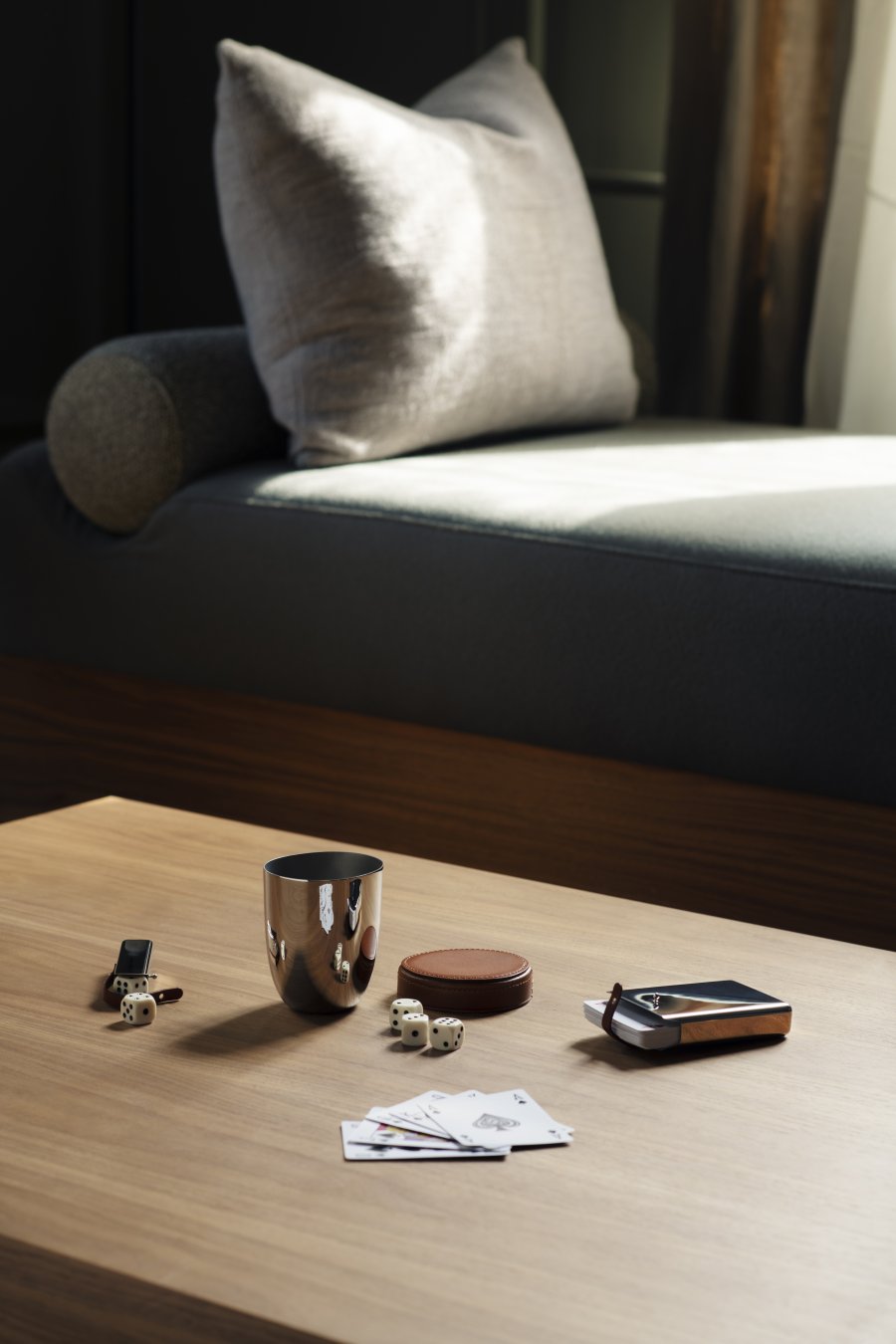 Georg Jensen Sky Raflebger inkl. 5 terninger, Lder og Blankt Stl