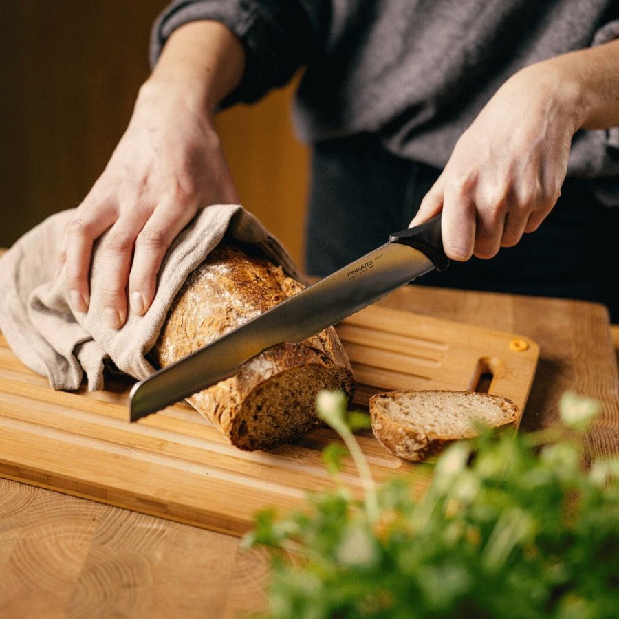 Fiskars Essential Brotmesser 23 cm