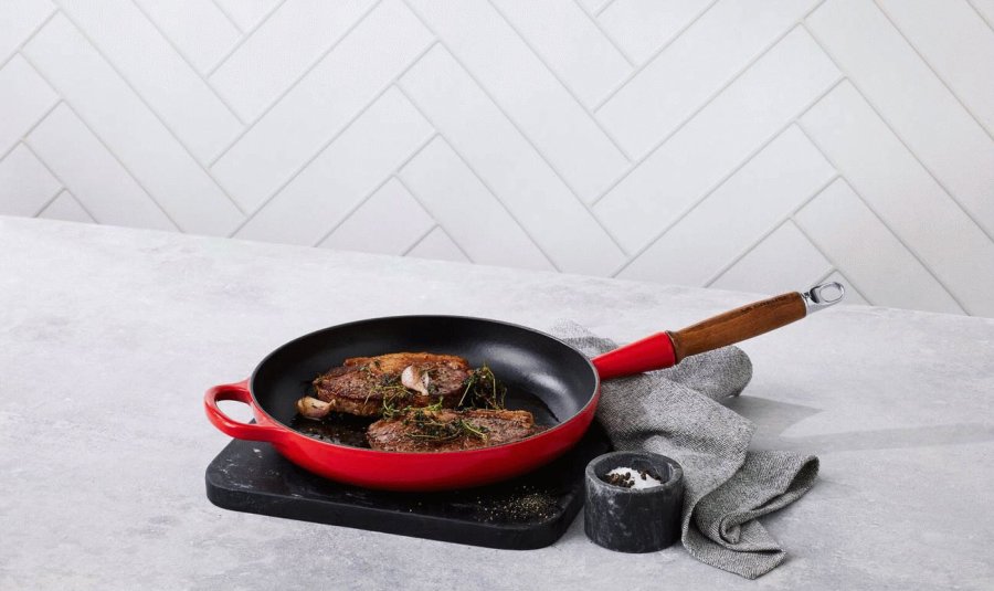 Le Creuset Signature Stbejernspande m. Trhndtag 28 cm, Cerise