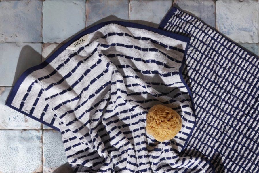 Juna Nuance Hndklde 70x140 cm, Mrk Bl/Hvid