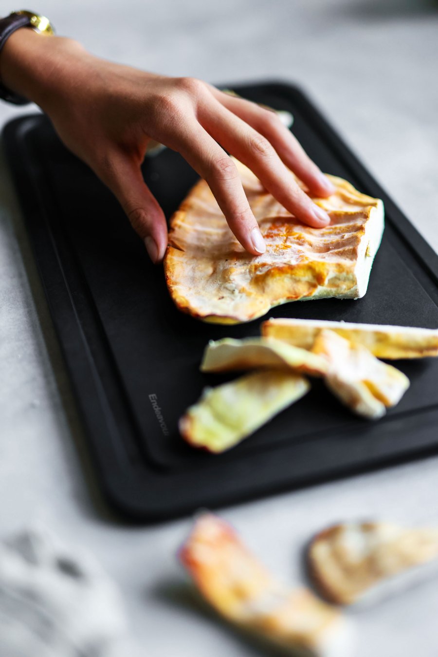 Endeavour Schneidebrett mit Saftreibe 34x21 cm, Schwarz