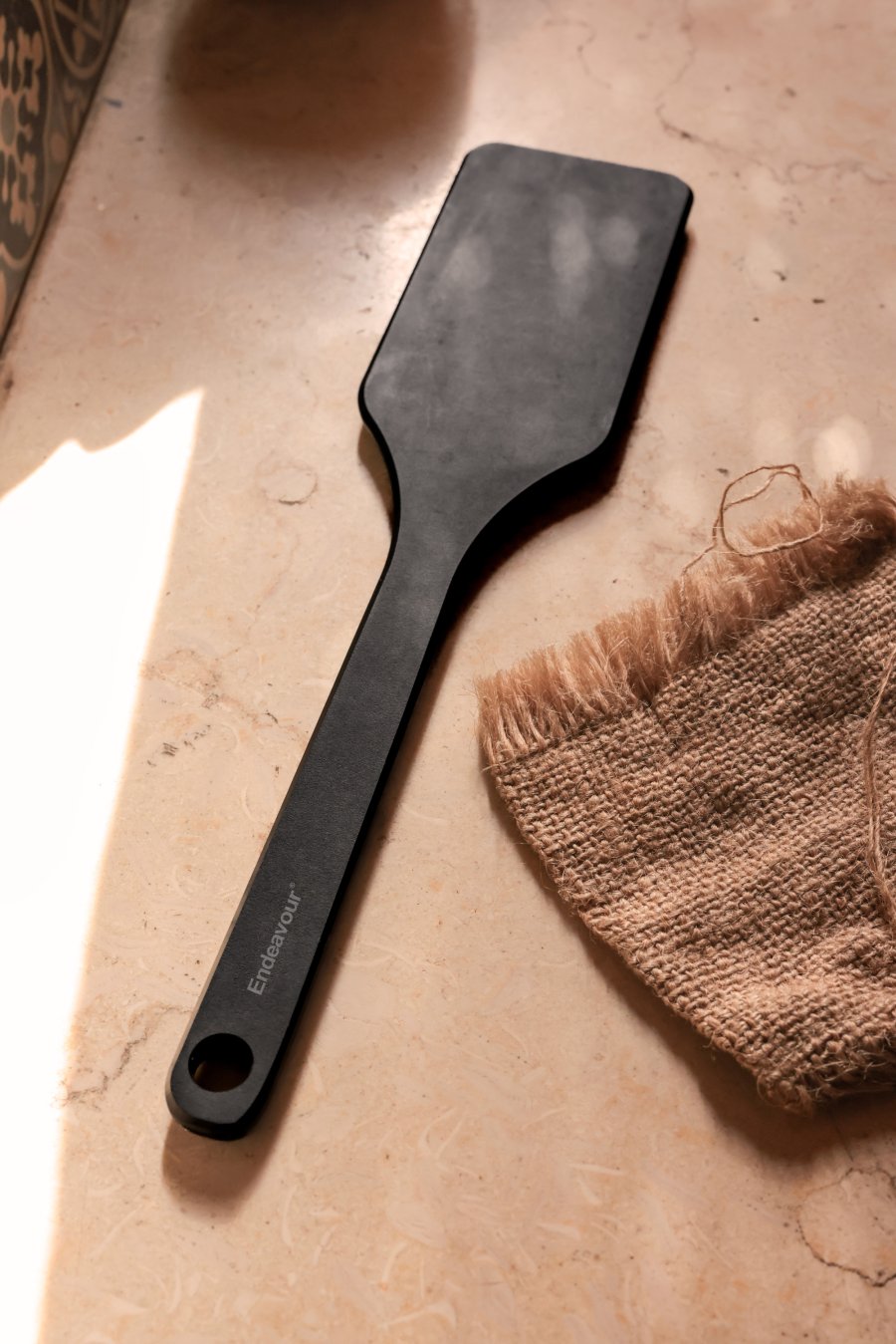 Endeavour Pfannenwender Breit 28 cm, Schwarz