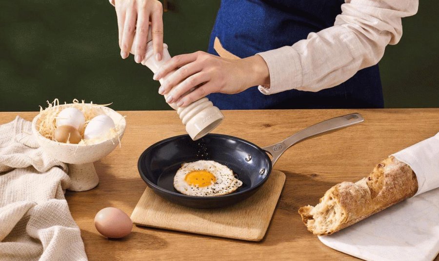 Le Creuset Essential Dyb Stegepande m. Keramisk Non-stick Belgning 28 cm, Sort