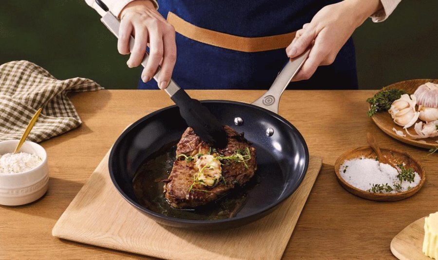 Le Creuset Essential Stegepande m. Keramisk Non-stick Belgning 24 cm, Sort