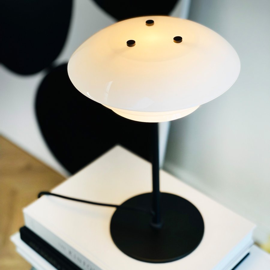 Dyberg Larsen DL20 Bordlampe H30 cm, Sort/Hvid