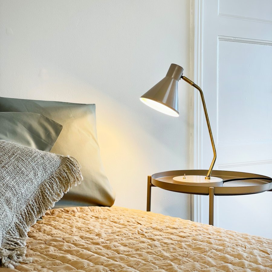 Dyberg Larsen Tischlampe Sleep H43,3 cm, Beige/Antikes Messing