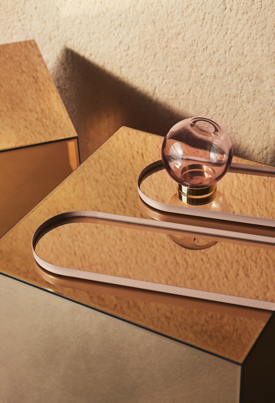 AYTM Globe Vase mit Fu H10 cm, Rosa/Gold