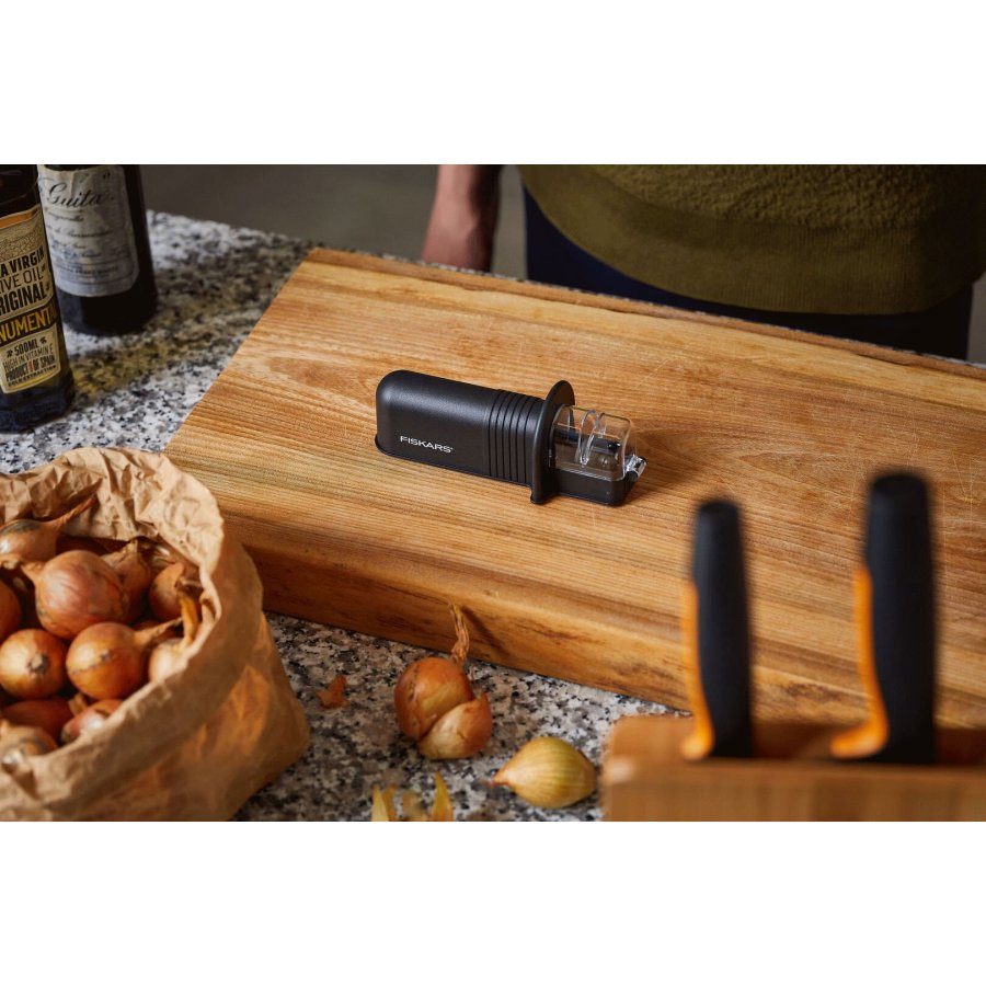 Fiskars Essential Roll-Sharp Messersch�rfer 22,7 cm