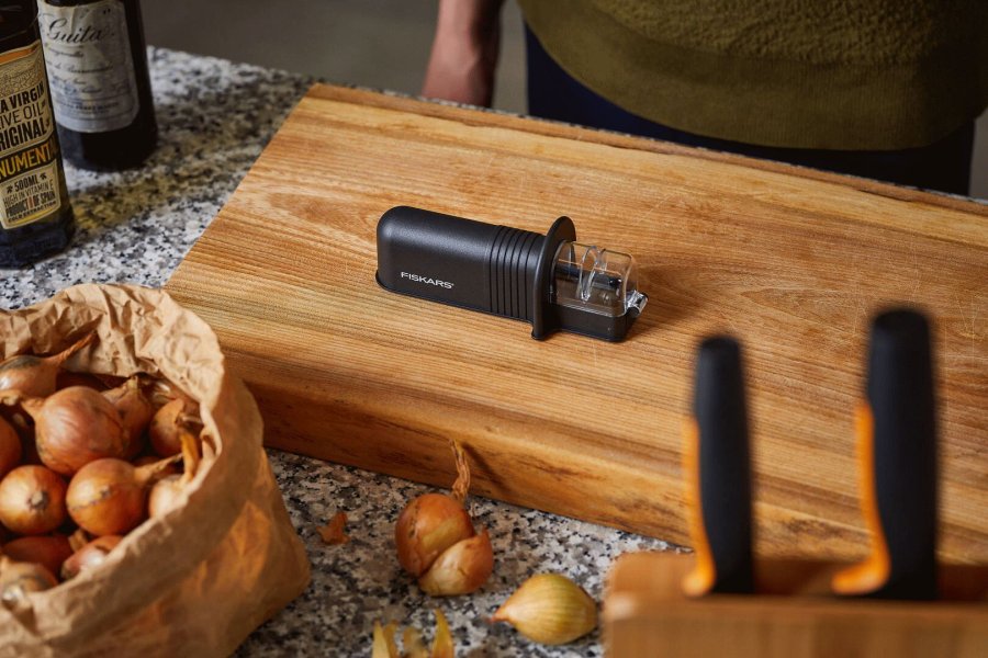 Fiskars Essential Roll-Sharp Messersch�rfer 22,7 cm