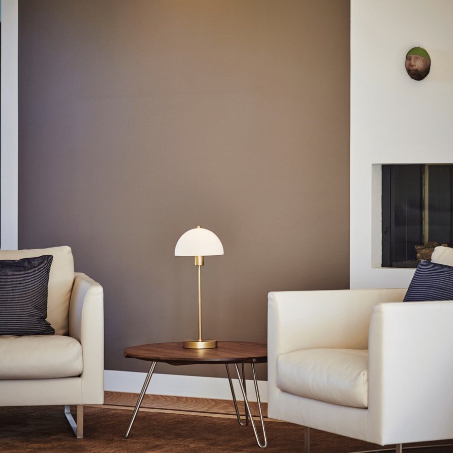 Herstal Vienda Tischlampe H50 cm, Messing/Opal