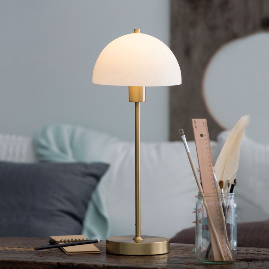 Herstal Vienda Tischlampe H50 cm, Messing/Opal