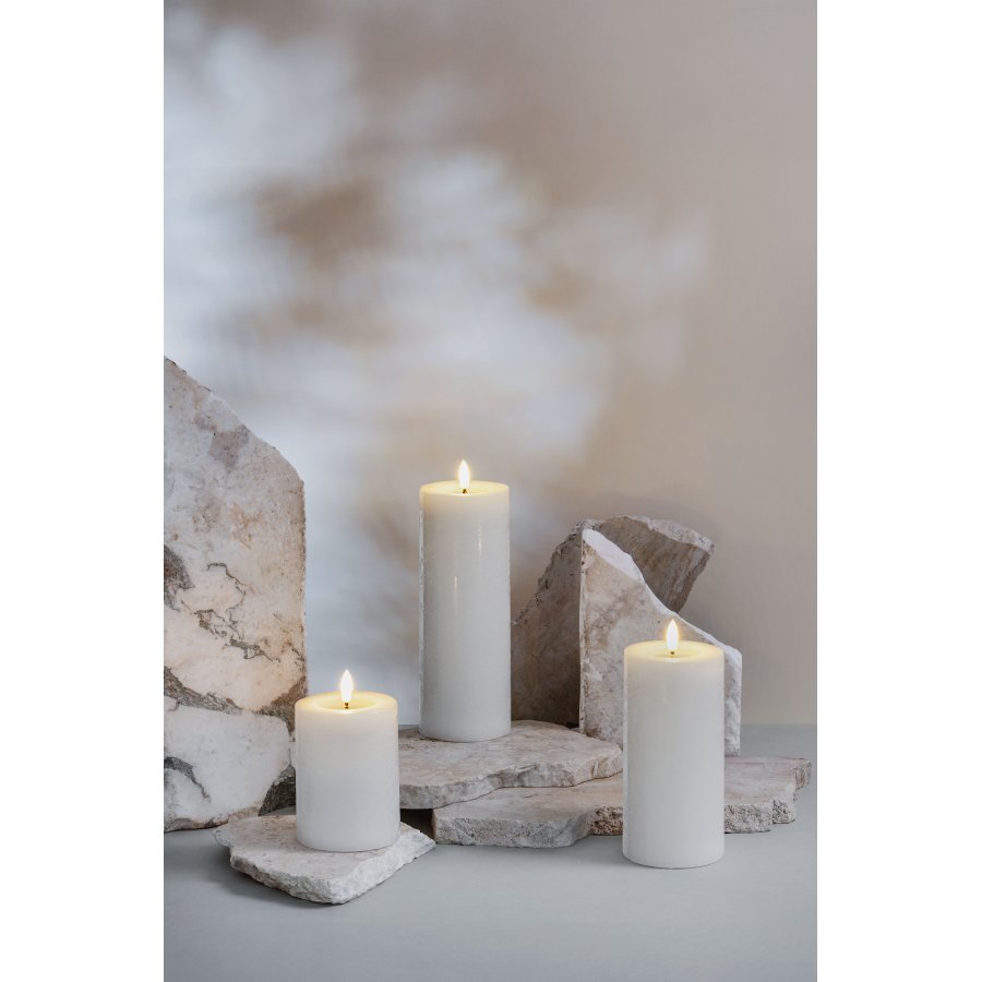 Moods & More Rustikale Stumpenkerze mit Schmelzeffekt LED 7,4xH15 cm, Classic White