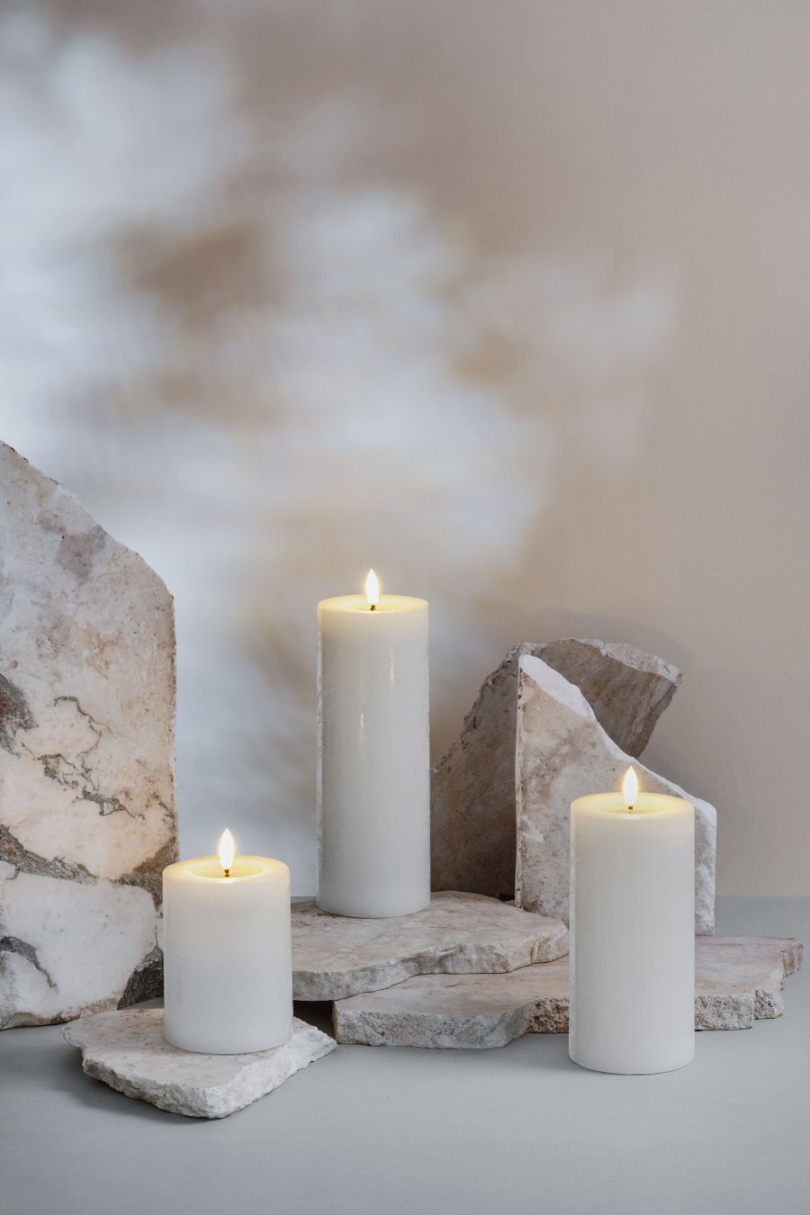 Moods & More Rustikale Stumpenkerze mit Schmelzeffekt LED 7,4xH15 cm, Classic White