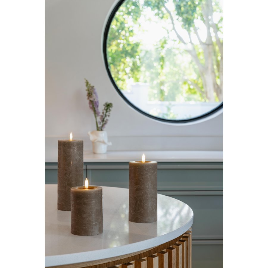Moods & More Rustikale Stumpenkerze mit Schmelzeffekt LED 7,4xH20 cm, Dark Sand