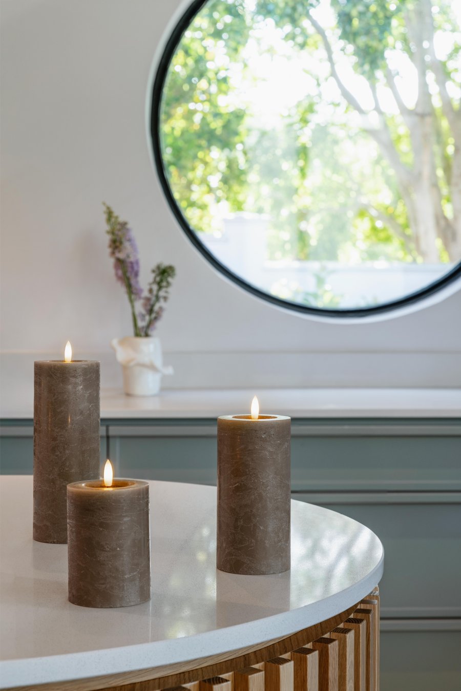 Moods & More Rustikale Stumpenkerze mit Schmelzeffekt LED 7,4xH20 cm, Dark Sand