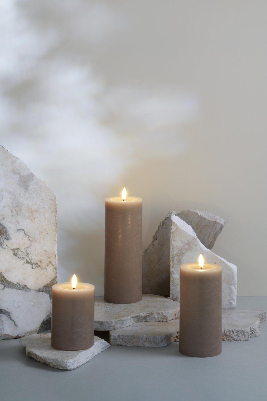 Moods & More Rustikale Stumpenkerze mit Schmelzeffekt LED 7,4xH20 cm, Sand