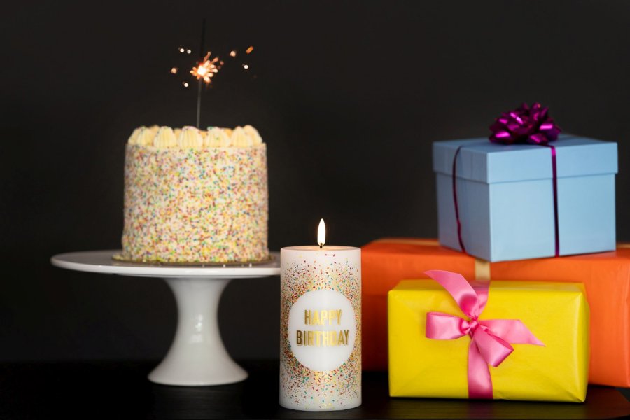 Uyuni Lighting Bloklys Birthday 01 LED 7,8xH15 cm, Hvid