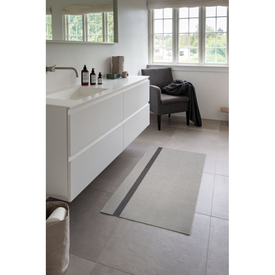 Tica Copenhagen Stripes Vertikal Gulvmtte 67x120 cm, Lysegr/Steelgrey