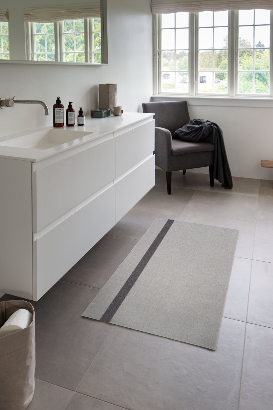 Tica Copenhagen Stripes Vertikal Gulvmtte 67x120 cm, Lysegr/Steelgrey