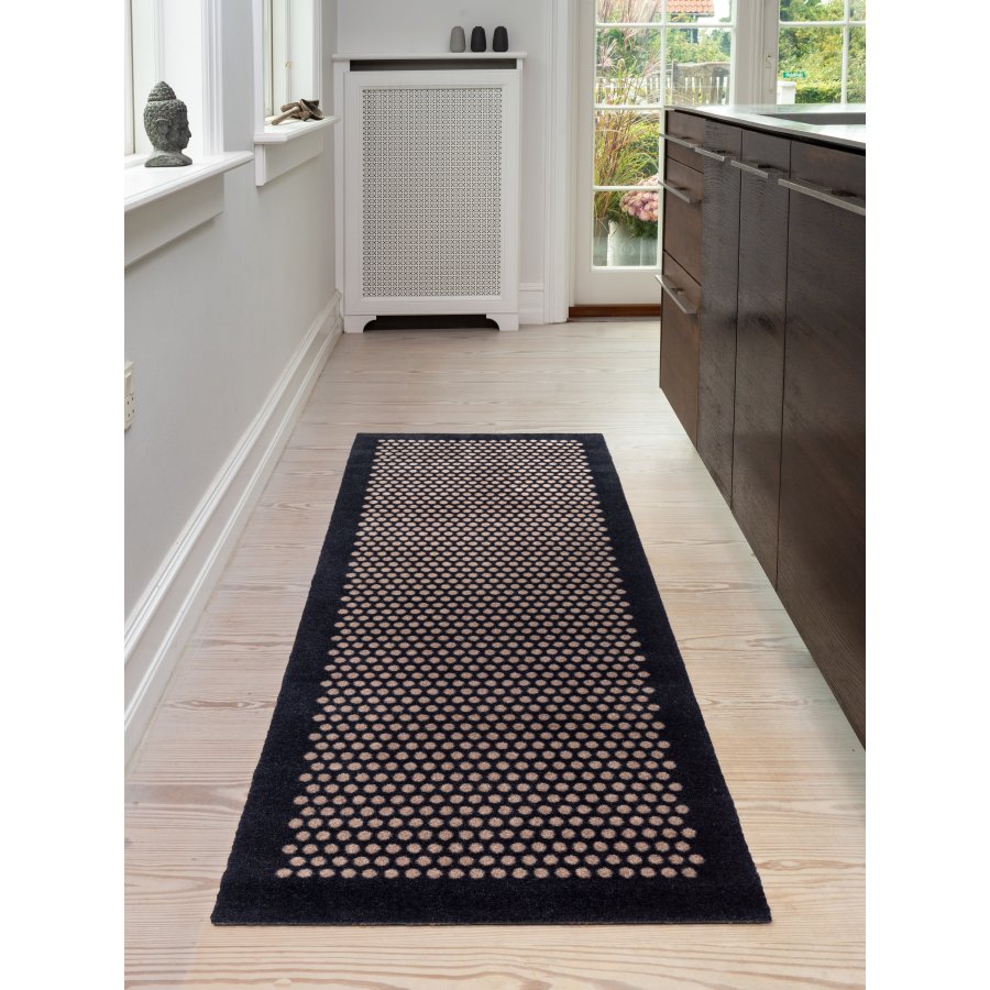Tica Copenhagen Dot Smudsmtte 67x200 cm, Sort/Sand