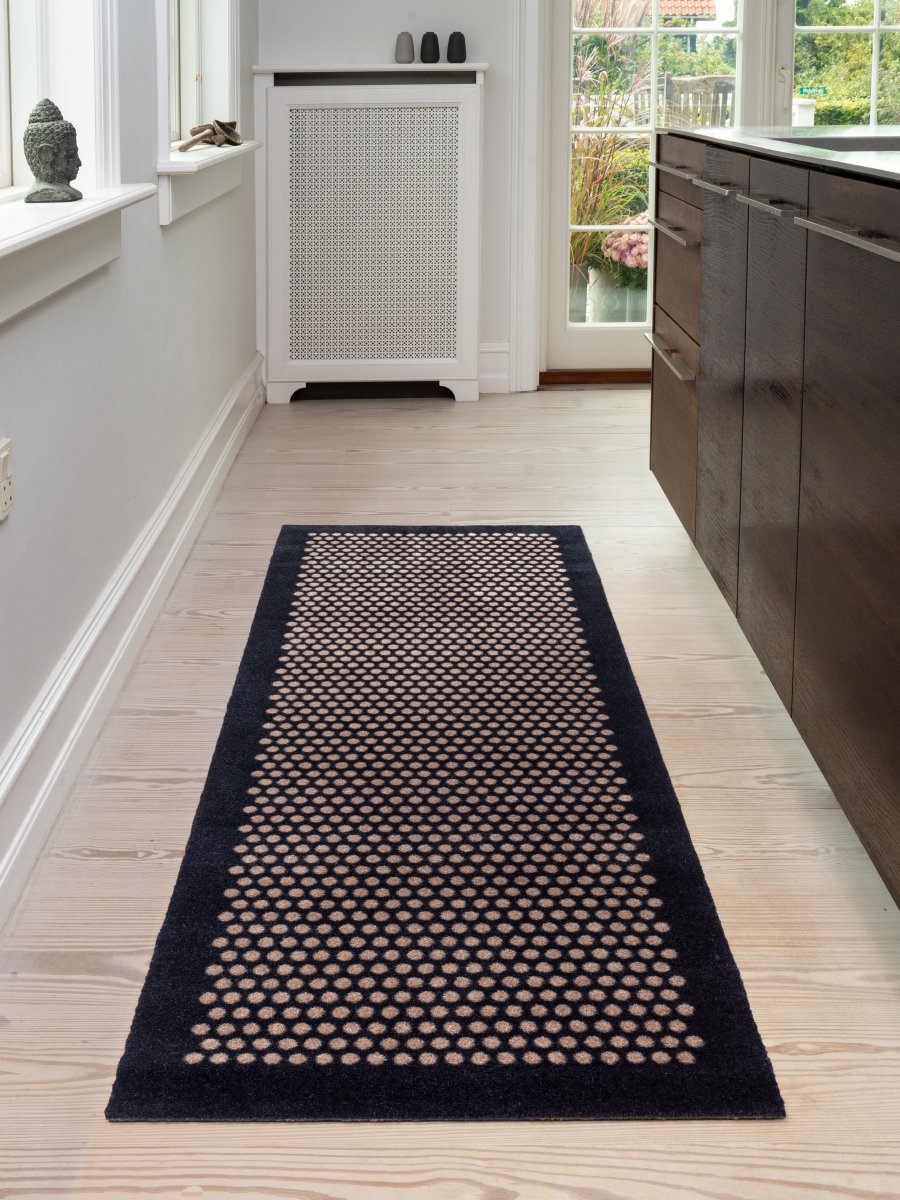 Tica Copenhagen Dot Smudsmtte 67x200 cm, Sort/Sand