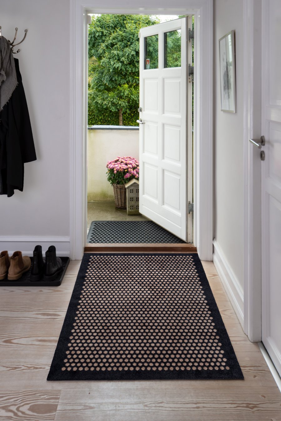 Tica Copenhagen Dot Smudsmtte 90x130 cm, Sort/Sand