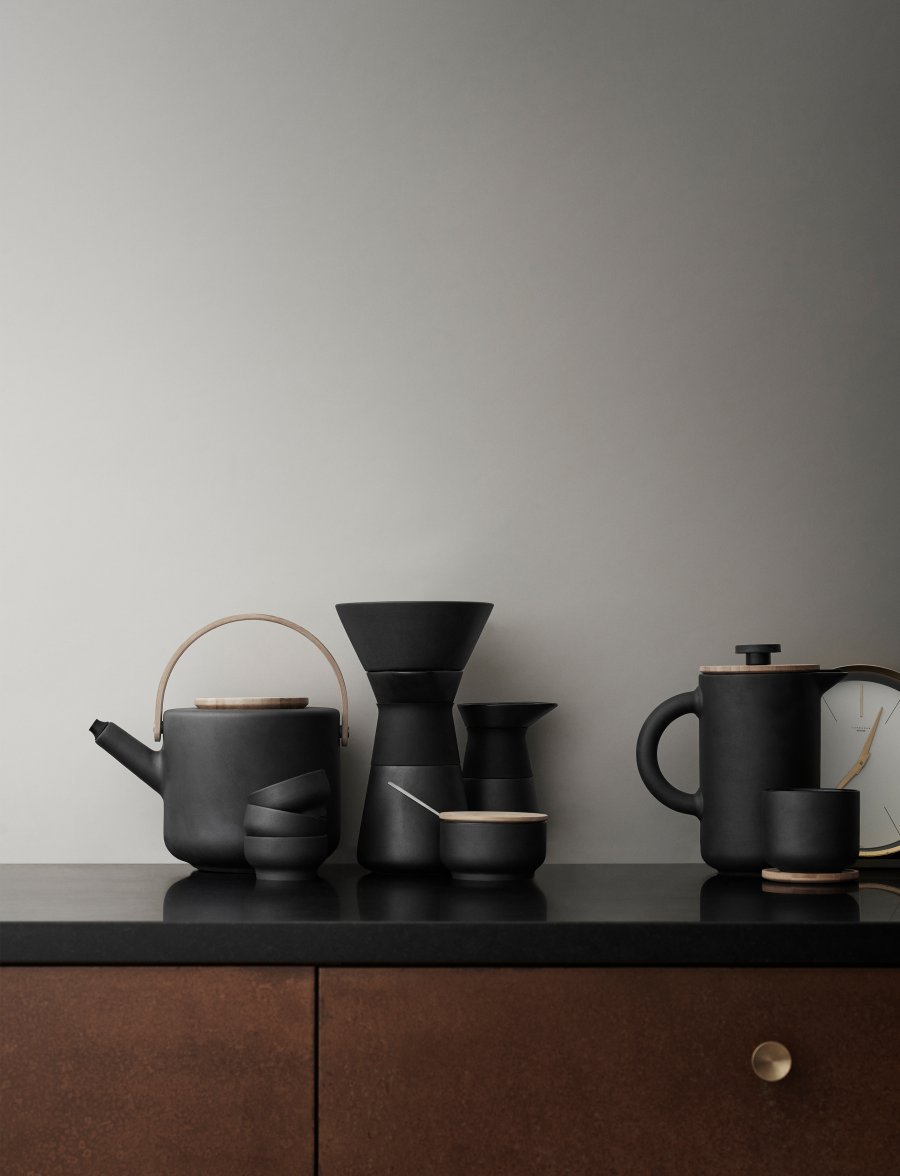 Stelton Theo Tasse mit Untertasse, Schwarz