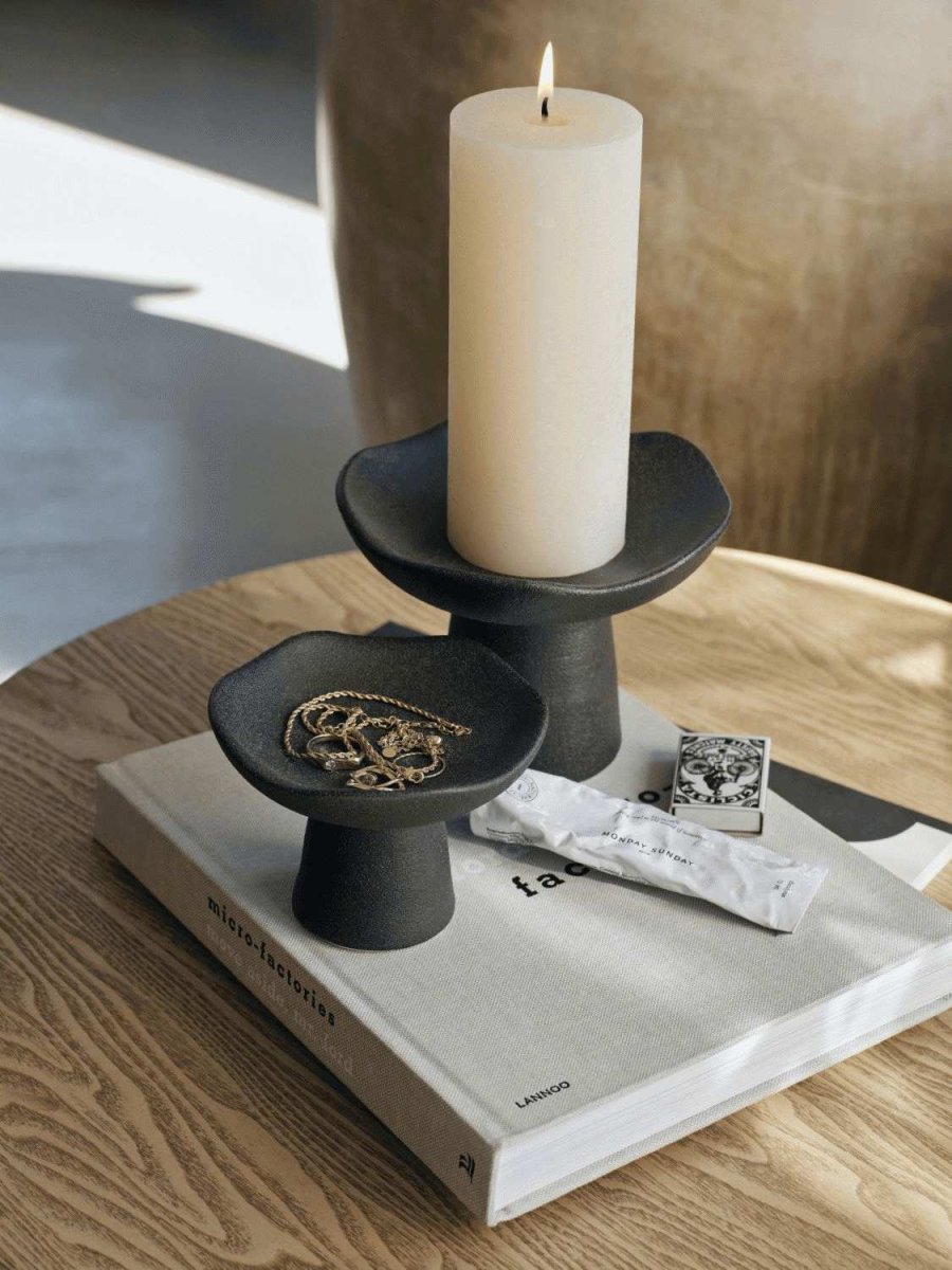 Broste Copenhagen Momo Stumpenkerzenhalter H9 cm, Schwarz