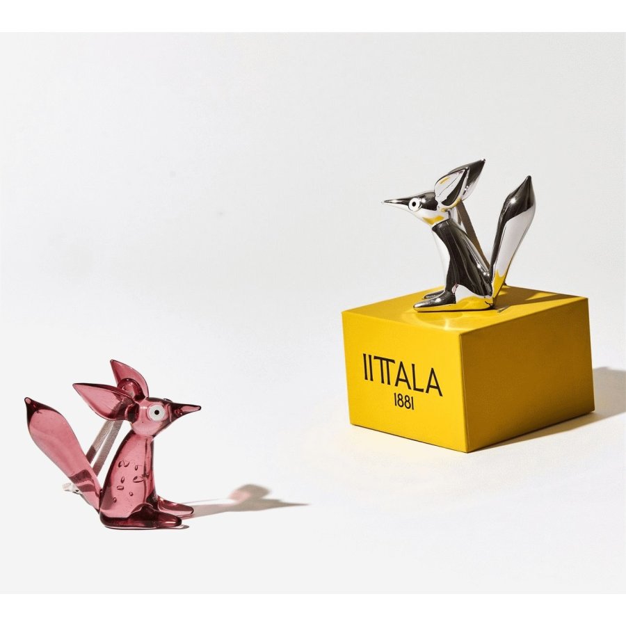 Iittala Vulpes Ornament Siddende 8 cm, Cherry