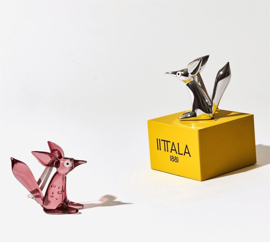 Iittala Vulpes Ornament Siddende 8 cm, Cherry